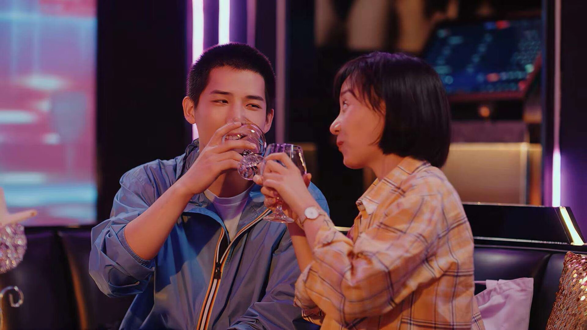 “意甲新秀连续破门,闪耀赛场赢得关注”,意甲新球衣