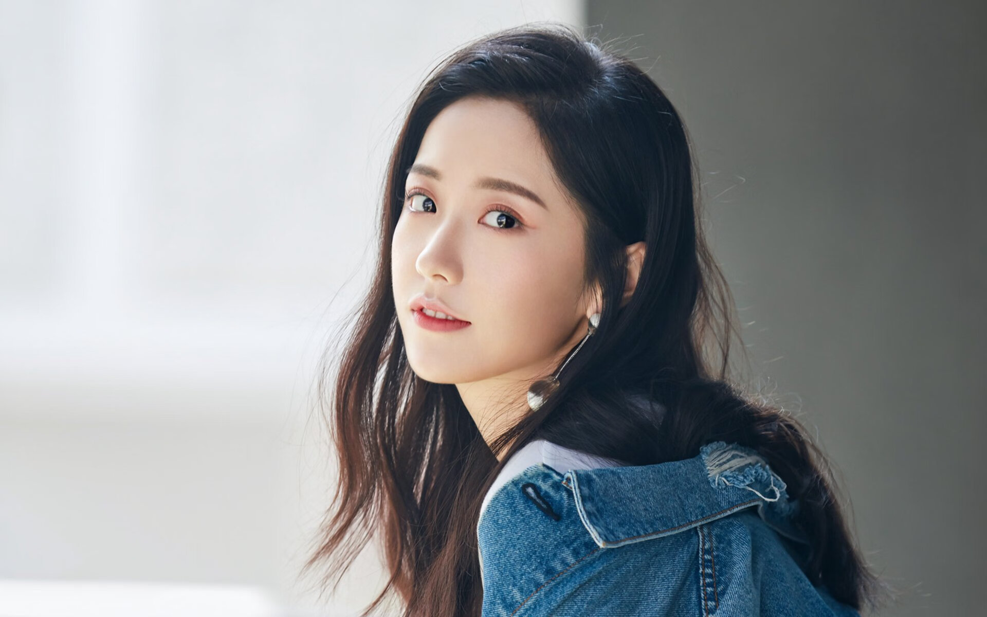 拜仁利用高位控球压制对手进攻,拜仁打法