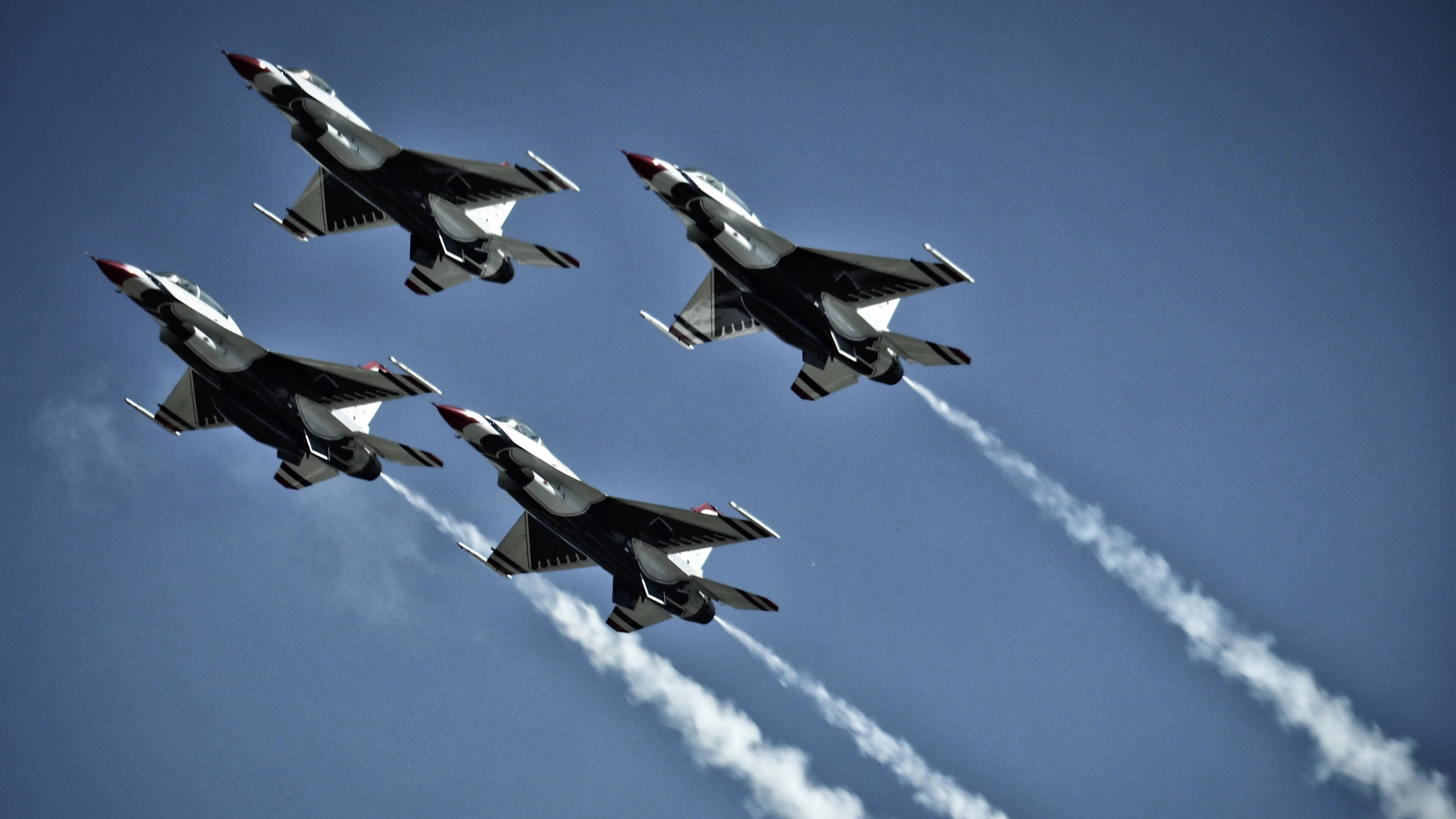 球迷文化盛行，创意横幅点亮赛场，球队宣传文案